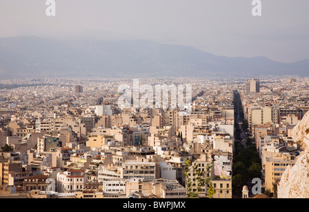 Grèce Athènes Attique Vue à travers l'air pollué de la ville de l'Acropole au mont Parnitha au nord Banque D'Images