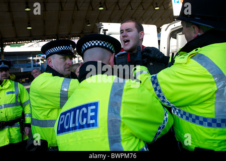 Membre de l'English Defence League (EDL) est arrêté au cours d'une manifestation à Preston, en Angleterre, le 27 novembre 2010. Banque D'Images