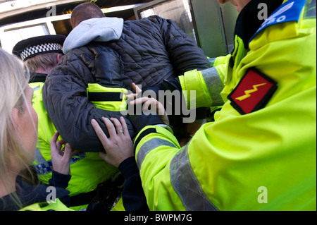 Membre de l'English Defence League (EDL) est arrêté au cours d'une manifestation à Preston, en Angleterre, le 27 novembre 2010. Banque D'Images