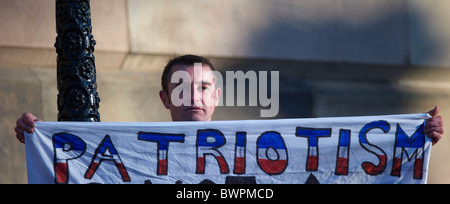 Les membres de l'English Defence League (EDL) protester à Preston, en Angleterre, le 27 novembre 2010. Environ 1 000 manifestants Banque D'Images