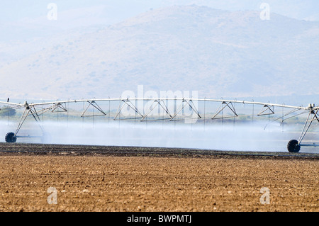 Israël, Vallée de Hula, robot d'irrigation d'un champ d'arrosage Banque D'Images