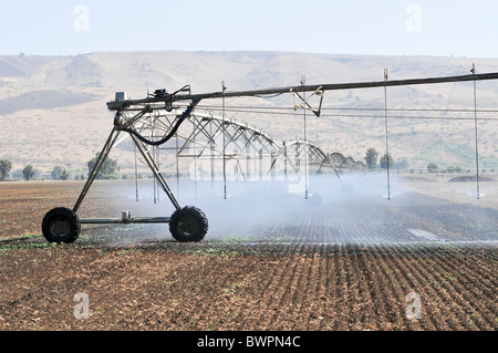 Israël, Vallée de Hula, robot d'irrigation d'un champ d'arrosage Banque D'Images