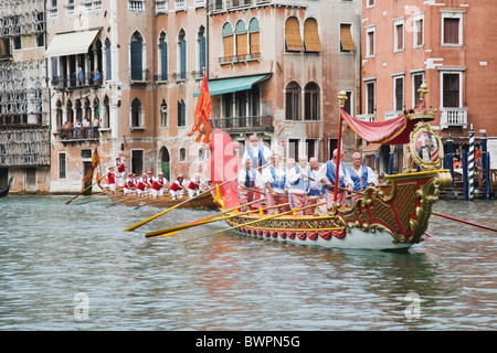 Italie Vénétie Venise Grand Canal Participants à Storico régate annuelle historique régate gondole portant des costumes traditionnels. Banque D'Images