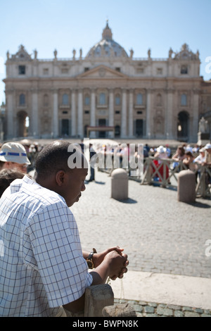 L'homme catholique prier dans la place Saint Pierre de Rome Vatican Banque D'Images