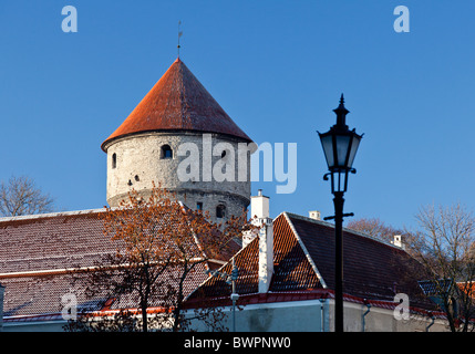 Tour sur les murs de la ville de Tallinn en Estonie en hiver avec la neige sur les toits de tuiles rouges et ornementé en premier plan de la lampe Banque D'Images