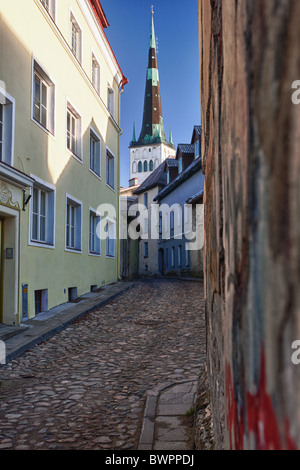 Old street à Tallinn Estonie montrant route pavée et l'ancienne église Banque D'Images