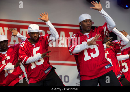 Vêtus de San Francisco 49er Wide Receiver Michael Crabtree jersey's, UK groupe de danse de rue à l'impeccable du rassemblement en NFL Banque D'Images