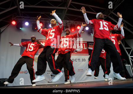 Vêtus de San Francisco 49er Wide Receiver Michael Crabtree jersey's, UK groupe de danse de rue à l'impeccable du rassemblement en NFL Banque D'Images