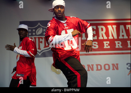 Vêtus de San Francisco 49er Wide Receiver Michael Crabtree jersey's, UK groupe de danse de rue à l'impeccable du rassemblement en NFL Banque D'Images