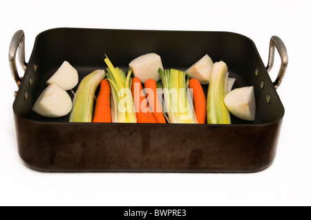 Grande rôtissoire avec lit de légumes au lieu d'un rack qui va ajouter de la saveur à la cuisson pendant la cuisson d'une dinde. Banque D'Images