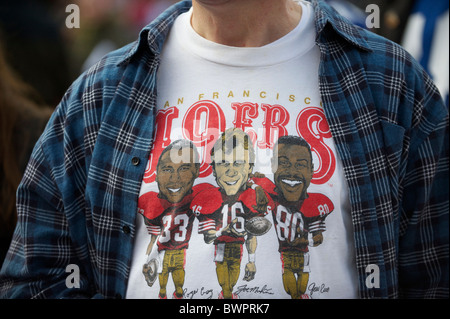 A San Francisco 49er fan porte un t-shirt vintage avec tous les temps de grands joueurs, Roger Craig, Joe Montana, et Jerry Rice Banque D'Images