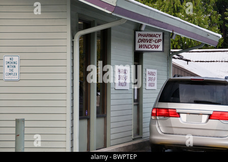 Un client dans une voiture attend une ordonnance à une pharmacie drive-up à Olympia, Washington. Banque D'Images