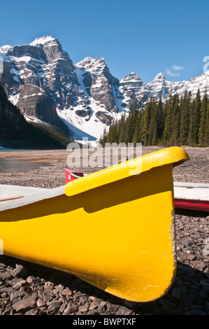 Canoës au lac Moraine, Banff National Park, Alberta, Canada Banque D'Images