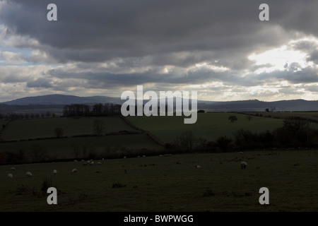 La plus haute colline Shropshire Brown Clee Hill et aussi le troisième plus haut Titterstone Clee Hill,vue sur la route à Cardington. Banque D'Images