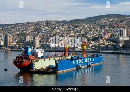 Chili Amérique du Sud Valparaiso en cale sèche flottante du port le port très animé aujourd'hui une ville au patrimoine mondial de l'UNESCO Banque D'Images