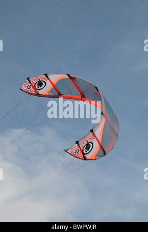 Un grand kite surf cerf-volant au-dessus d'une plage de Rosslare, Wexford, Irlande (Eire). Banque D'Images