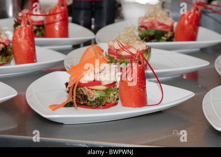 Des plaques d'une salade de homard dans un restaurant de cuisine Banque D'Images