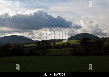 Campagne du Shropshire roulant en profitant de la vue sur les deux Willstone Hill vers la gauche et de la CAER Caradoc à droite du châssis. Banque D'Images