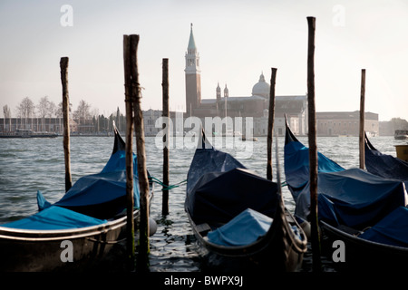 La célèbre vue sur San Giorgio Maggiore vue depuis le bord du bassin Saint Marc dans le quartier de San Marco Banque D'Images