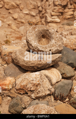 Mortier pilon et d'outils de meulage à Khirokitia, site néolithique Choirokitia, Chypre. Banque D'Images