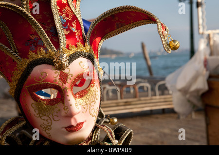 Un masque de Venise à un décrochage par la mer et donnant sur le bassin de Saint-Marc. Banque D'Images