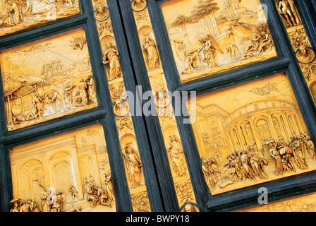 Portes du Paradis à l'extérieur du baptistère de Florence ou Baptistère de Saint-Jean qui fait face à la cathédrale de Florence, Italie Banque D'Images