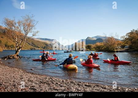 L'apprentissage des jeunes en canoë kayaks sur Llyn Padarn Lake dans le parc national de Snowdonia. Llanberis, Gwynedd, au nord du Pays de Galles, Royaume-Uni. Banque D'Images