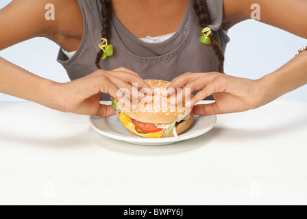 Portrait d'une fille avec un hamburger Banque D'Images