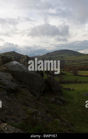 Vue d'un sentier public ici, les deux sommets de la CAER Caradoc au loin à l'Willstone et droit du sommet de la colline vers la gauche. Banque D'Images