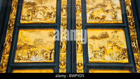 Portes du Paradis à l'extérieur du baptistère de Florence ou Baptistère de Saint-Jean qui fait face à la cathédrale de Florence, Italie Banque D'Images