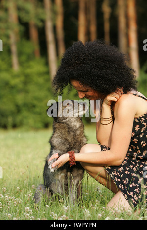 Femme et mongrel Banque D'Images