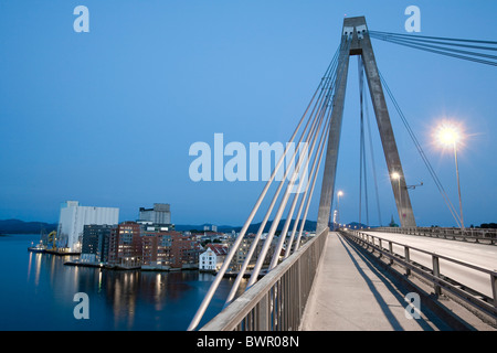 Ville Norvège Stavanger Stavanger Stavanger Bybru bridge cable bridge crépuscule crépuscule soir pas de la mer Banque D'Images