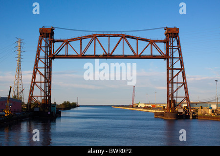 Un chemin de fer pont-levis est levé au-dessus de la rivière Calumet pour permettre le passage des gros bateaux au lac Michigan. Banque D'Images