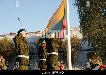 Les soldats lituaniens de participer à une cérémonie de lever du drapeau national. Banque D'Images