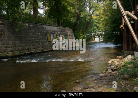 La rivière Vilnia passe par l'art public dans Uzupis, Lituanie Banque D'Images