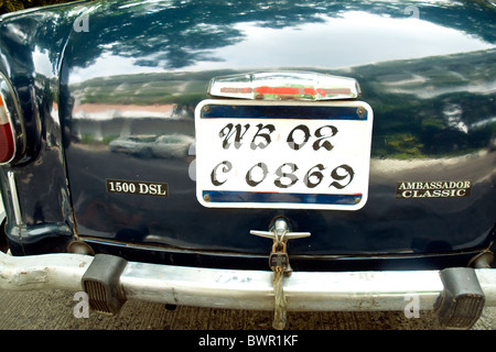 À Kolkata, en Inde, le Bengale occidental (BM) plaque d'ambassadeur populaires voiture classique--faites en Inde depuis 1948 Banque D'Images