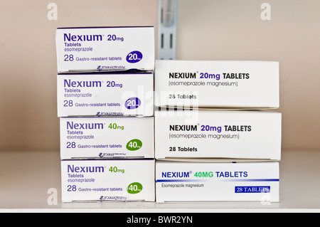 Nexium, une inhibition de la pompe à protons utilisé dans le traitement de la dyspepsie, sur une étagère de pharmacie, pour traiter l'œsophagite (d'estomac) Banque D'Images