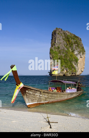 Boat on beach Koh Poda dans la mer d'Andaman - Thailande Banque D'Images