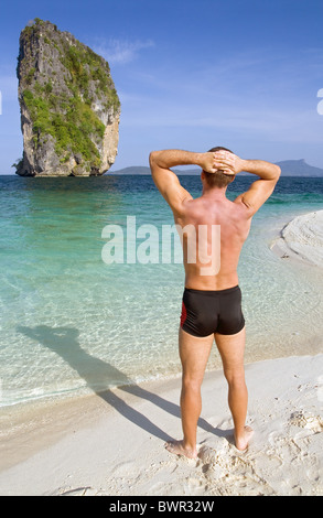 L'homme en maillot sur mer plage Banque D'Images