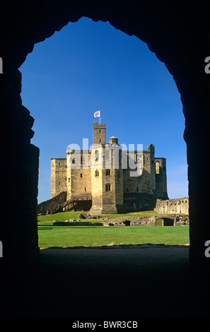 Une vue à travers la porte vers le donjon du château de Warkworth, Warkworth, Northumberland Banque D'Images