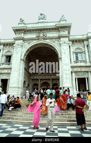 Les familles indiennes sont parmi les visiteurs de Kolkata's popular Victoria Memorial pompeusement permanent dans 64 acres de jardins Banque D'Images