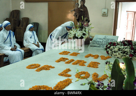 La tombe de Mère Teresa et les religieuses à l'intérieur d'un bâtiment de Kolkata des Missionnaires de la Charité Banque D'Images