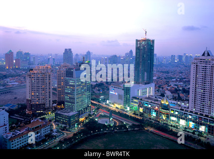 L'île de Java en Indonésie Jakarta Jakarta ville ville vue nocturne de nuit vue du quartier d'affaires Golden Triangle Banque D'Images