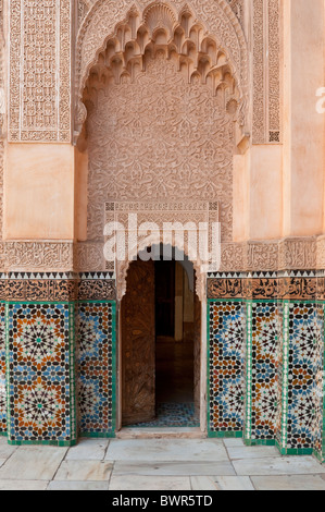 Architecture d'intérieur de l'école Coranique Ben Youssef dans la médina de Marrakech, Maroc. Banque D'Images