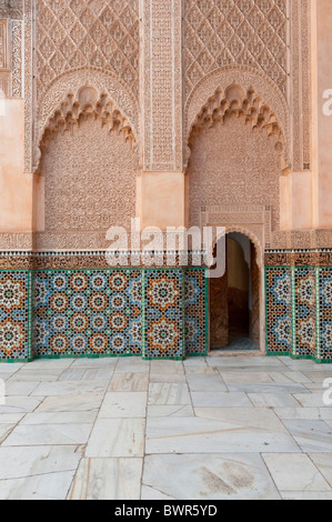 Architecture d'intérieur de l'école Coranique Ben Youssef dans la médina de Marrakech, Maroc. Banque D'Images