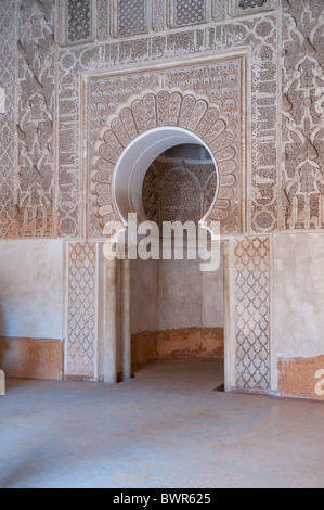 Architecture d'intérieur de l'école Coranique Ben Youssef dans la médina de Marrakech, Maroc. Banque D'Images