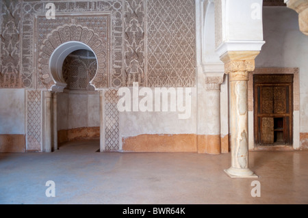 Architecture d'intérieur de l'école Coranique Ben Youssef dans la médina de Marrakech, Maroc. Banque D'Images