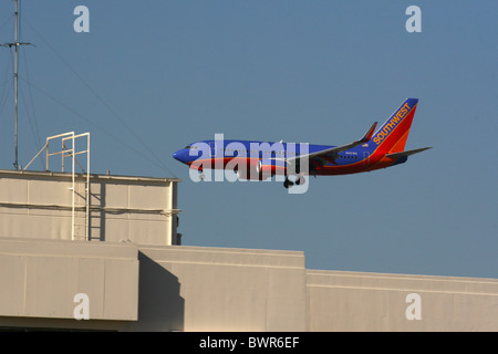 Entrée de l'avion pour l'atterrissage sur une grande ville américaine Banque D'Images