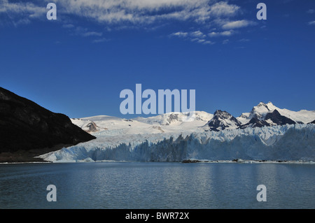 Vue de la glace terrestre se reflétant dans les eaux du Brazo Rico, côté sud du glacier Perito Moreno, Andes, Argentine Banque D'Images