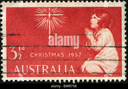 Australie - VERS 1957 : un timbre de Noël en Australie montrant une image d'une jeune fille priant pour une étoile, vers 1957 Banque D'Images